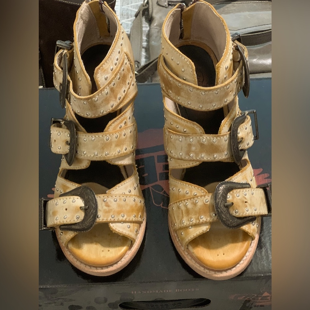 Freebird-Violet Style sandal in Banana size 7